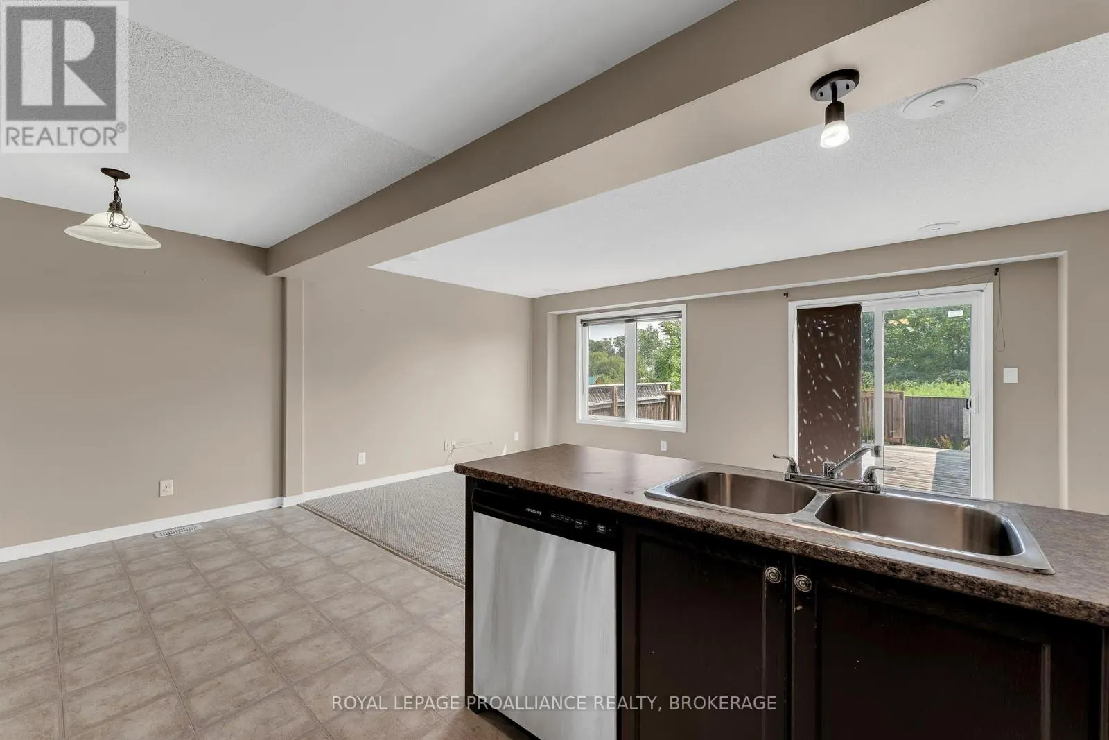 1576 CRIMSON CRESCENT