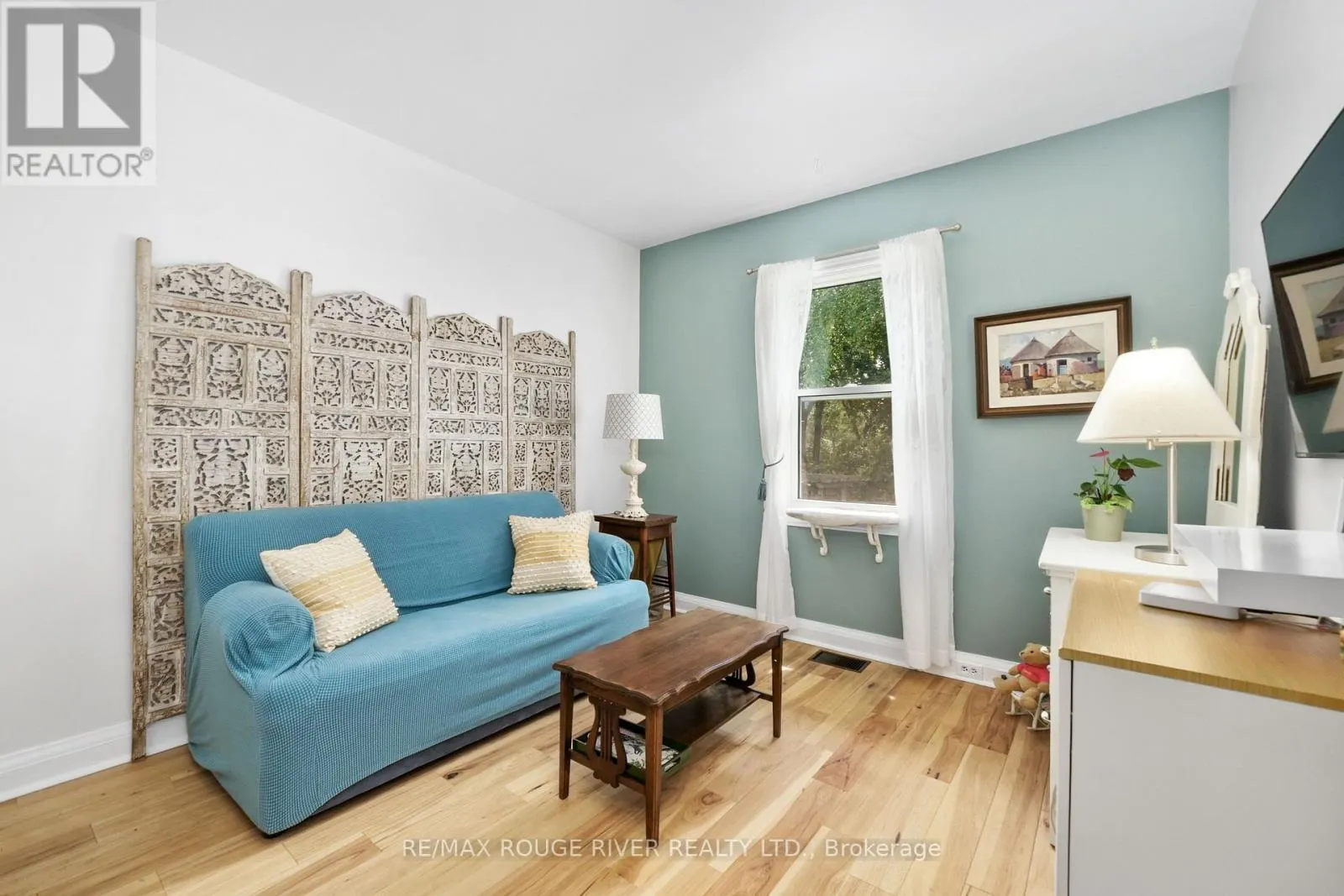 63 UNIVERSITY AVENUE E