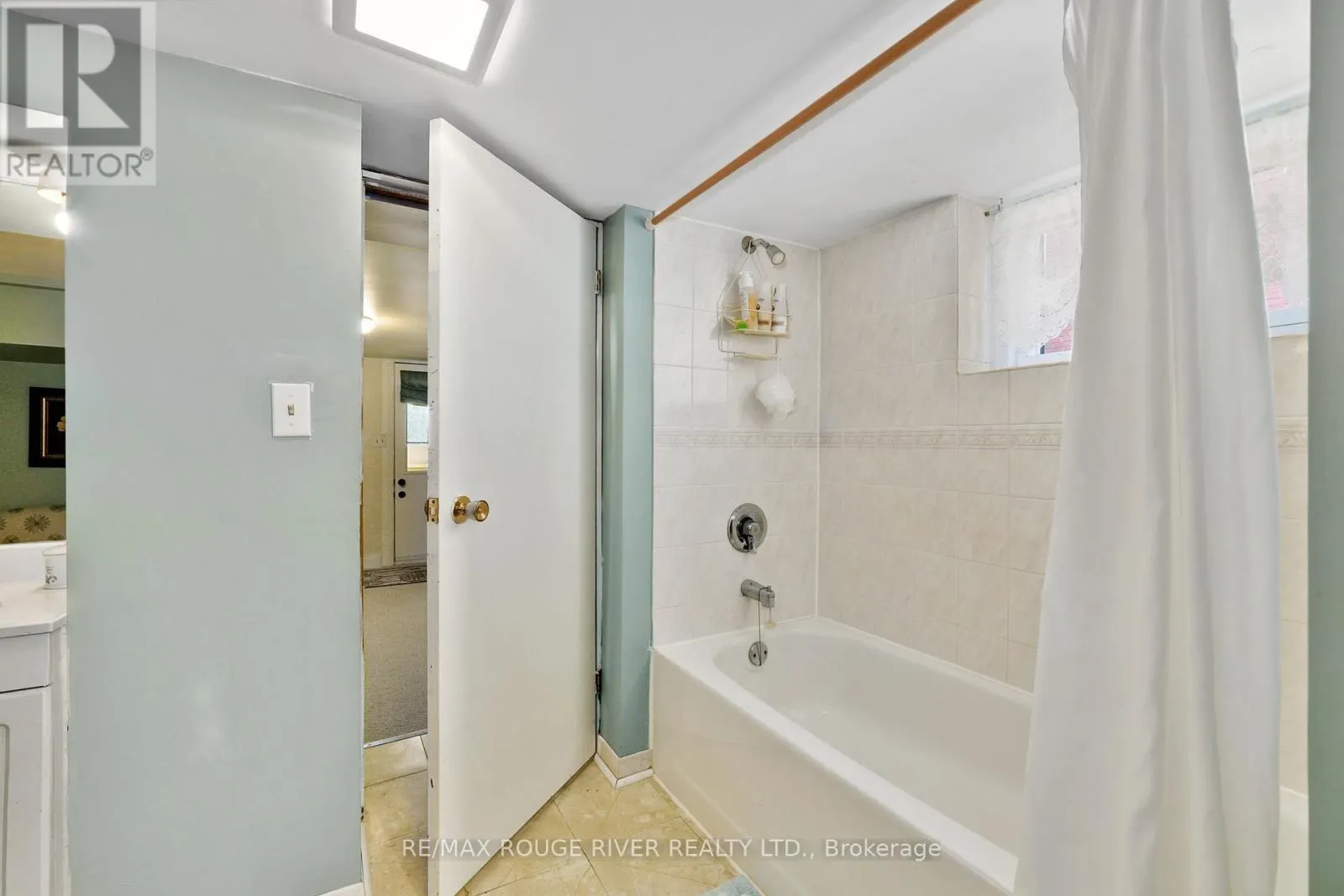 63 UNIVERSITY AVENUE E