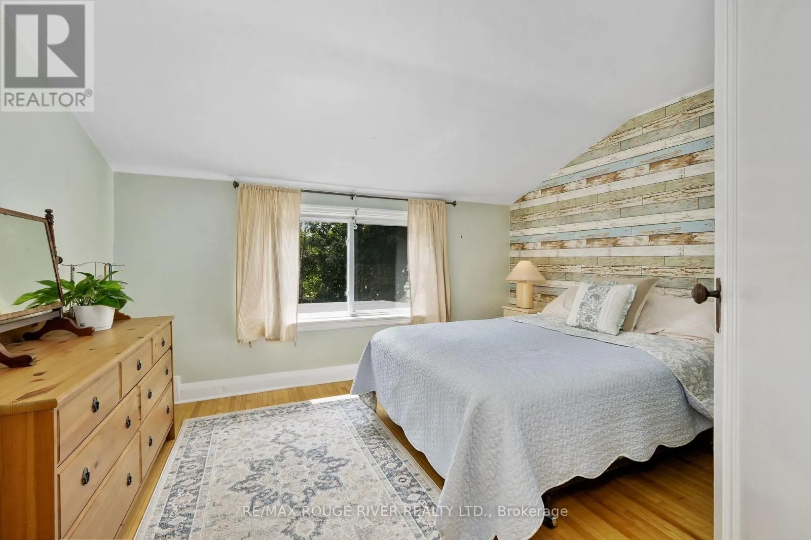 63 UNIVERSITY AVENUE E