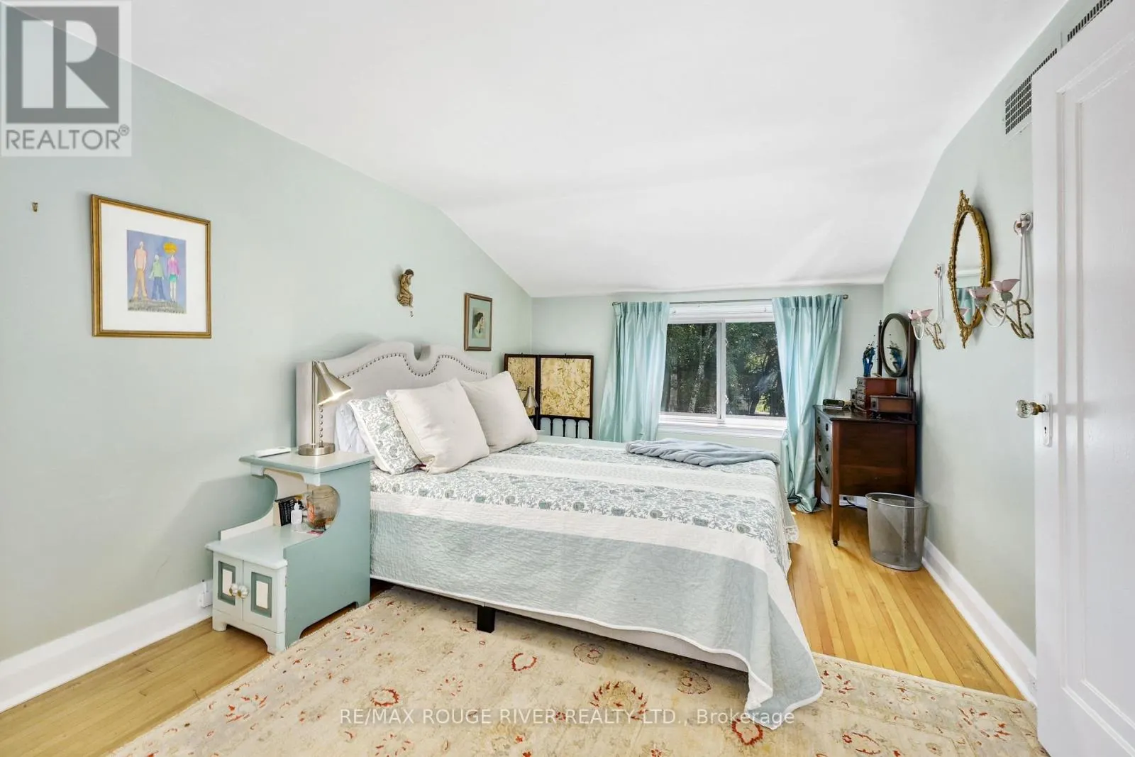 63 UNIVERSITY AVENUE E