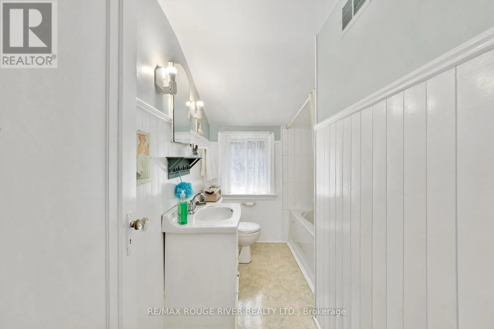 63 UNIVERSITY AVENUE E