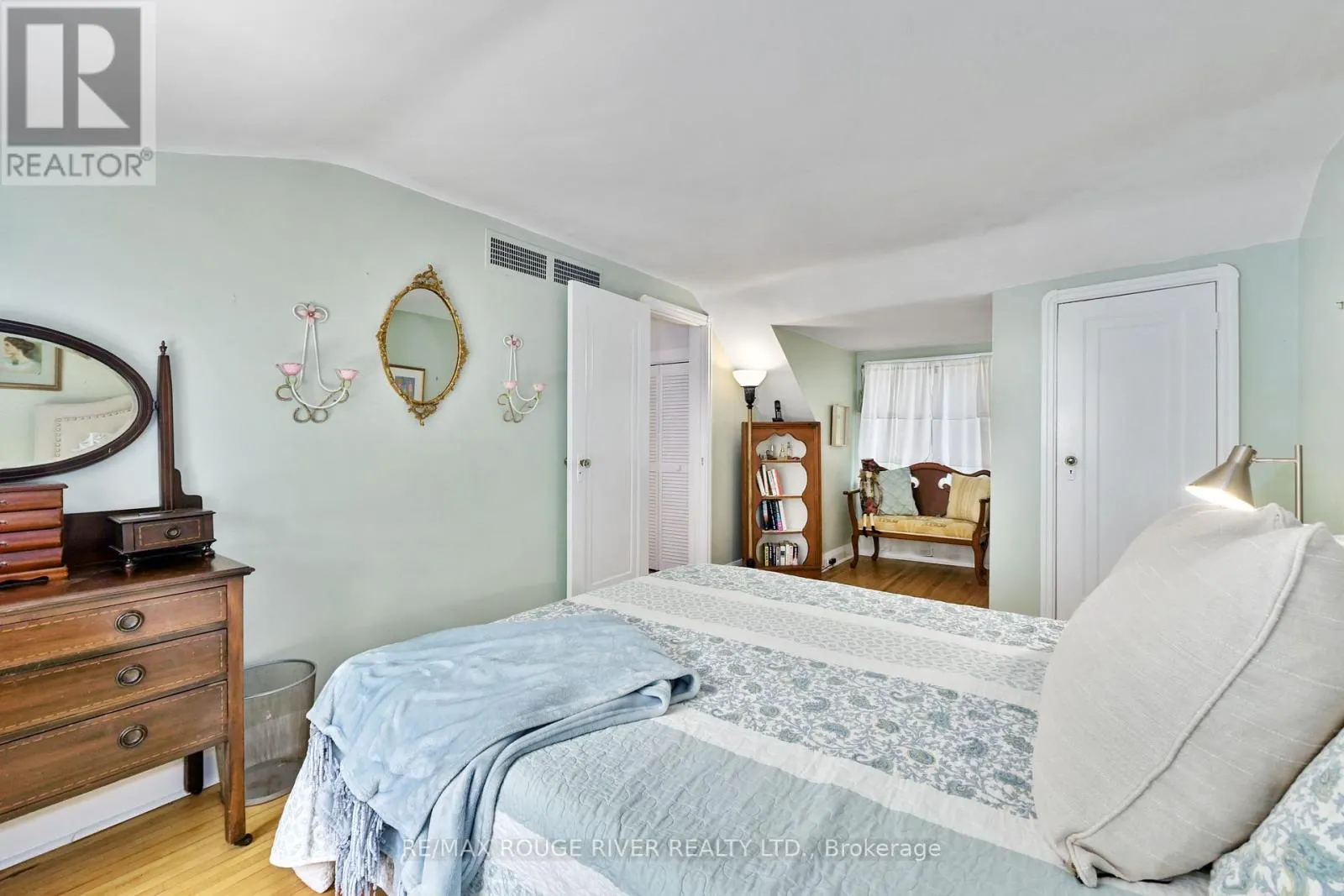 63 UNIVERSITY AVENUE E