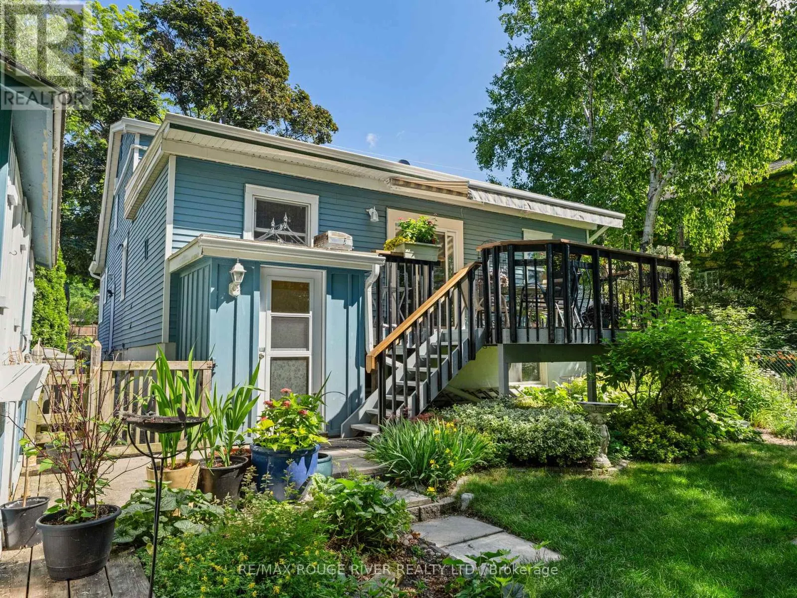63 UNIVERSITY AVENUE E