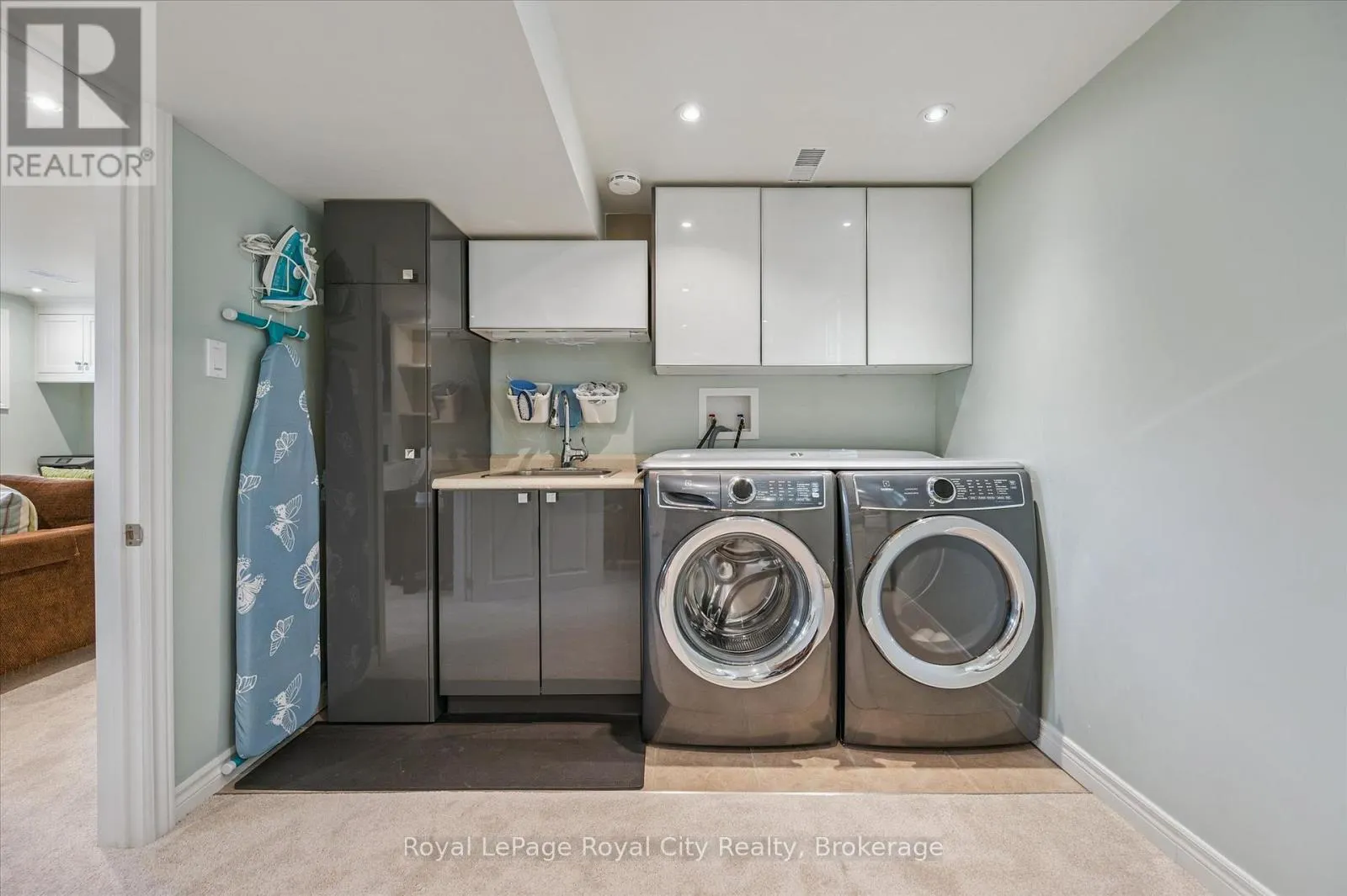 4 CARNABY CRESCENT