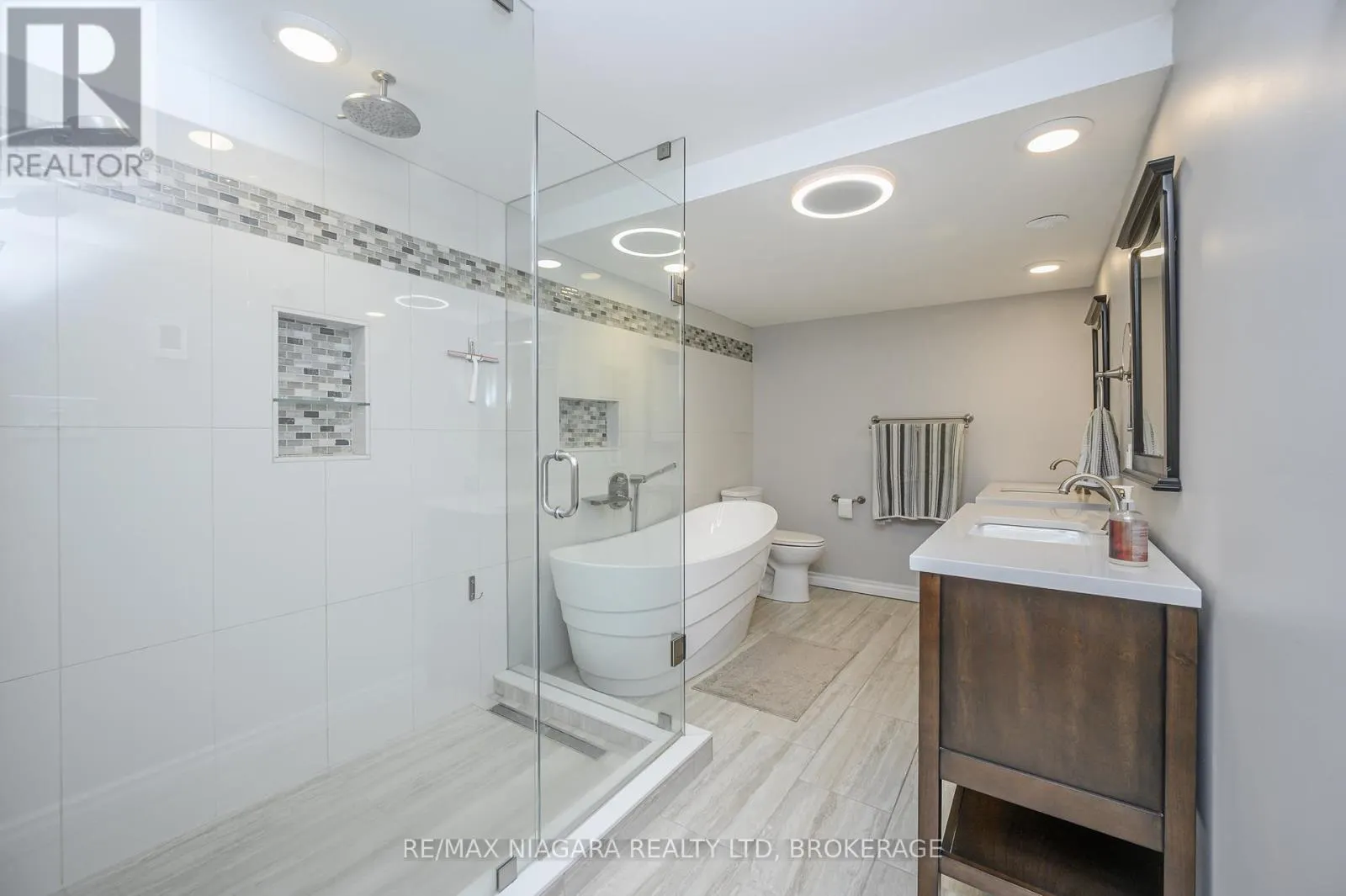 7102 BURBANK CRESCENT