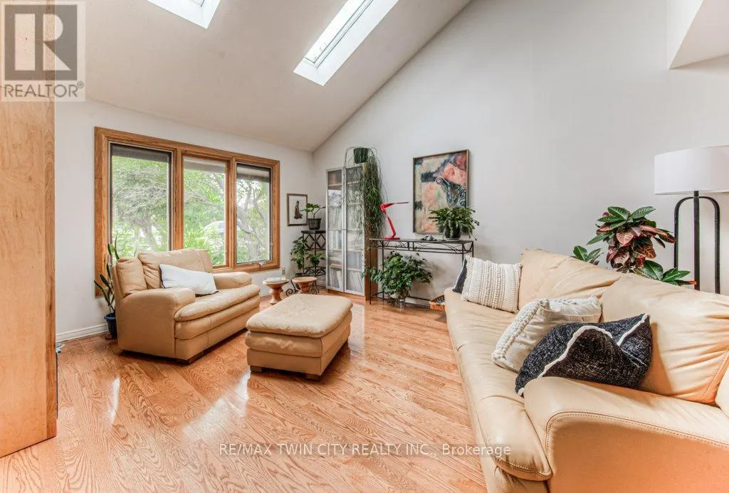 482 APPLEDALE CRESCENT