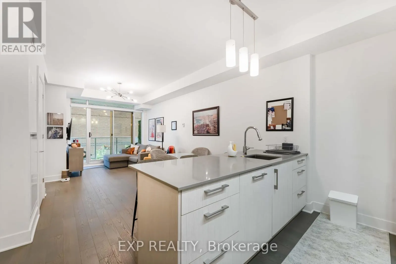 206 - 255 BAY STREET
