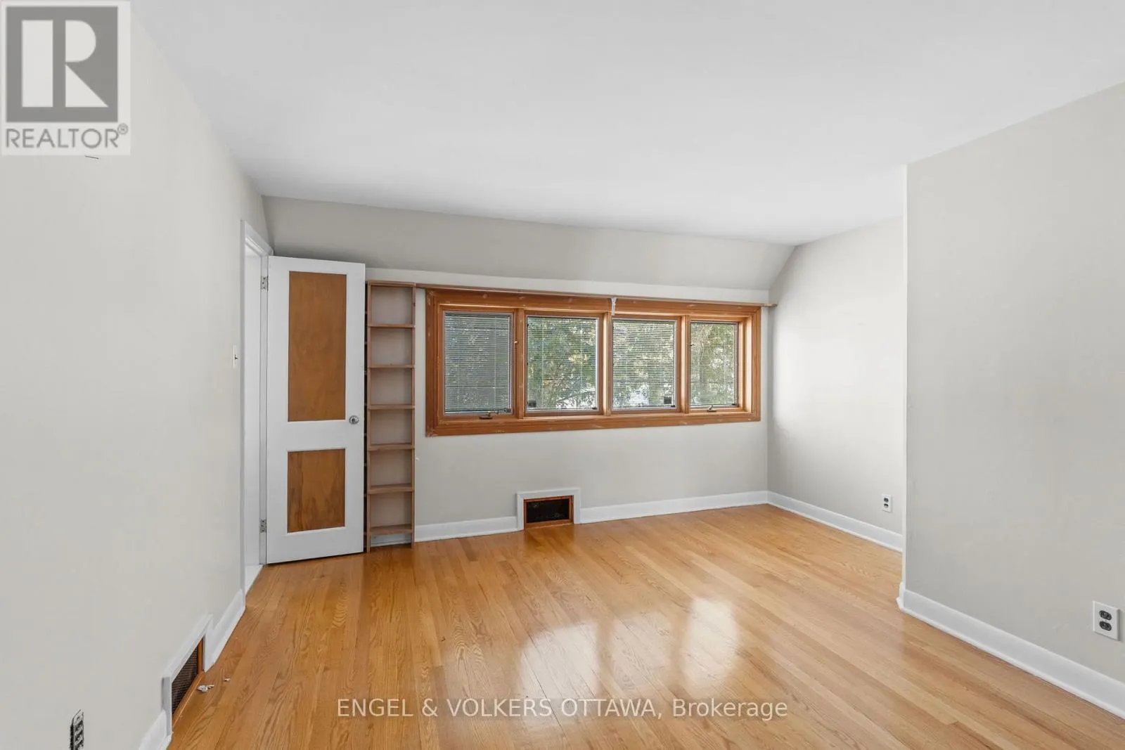 32 RYEBURN DRIVE