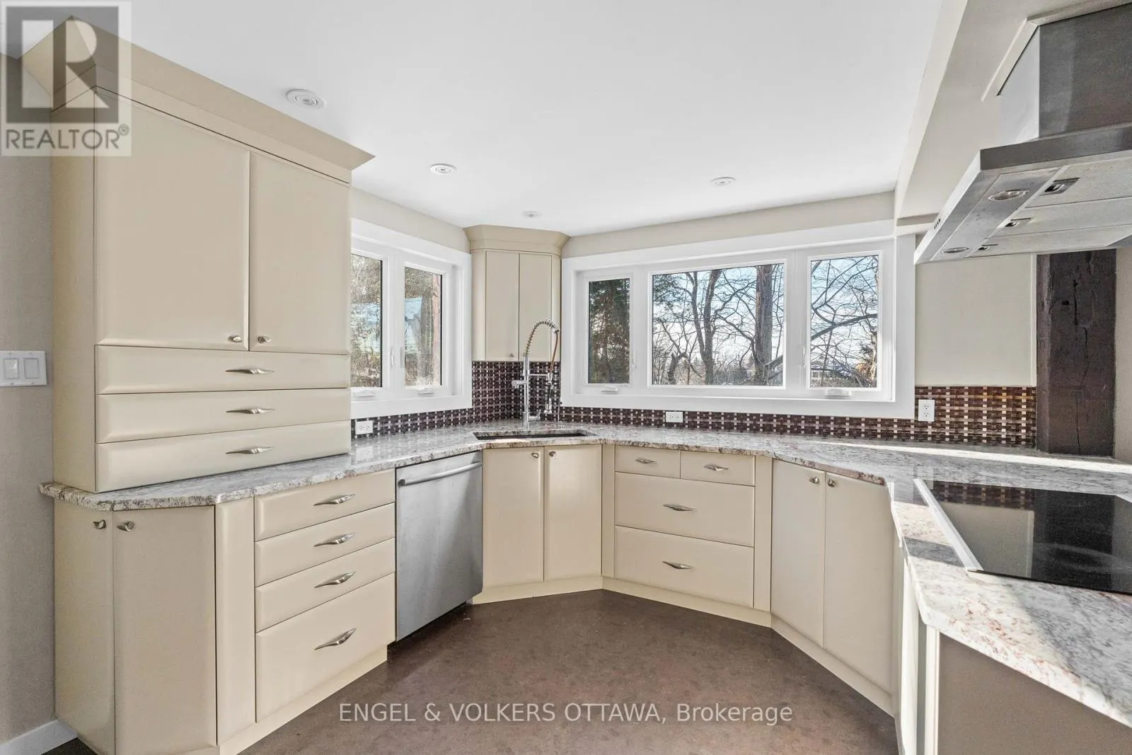 32 RYEBURN DRIVE