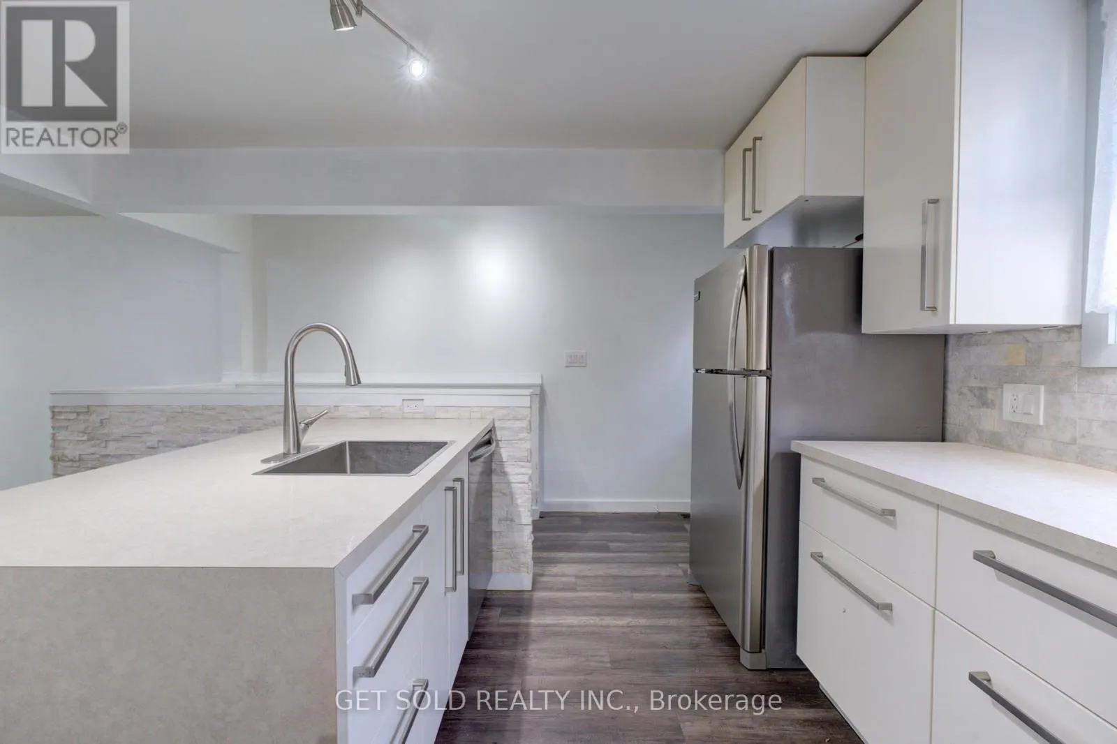 37 MAPLECREST AVENUE