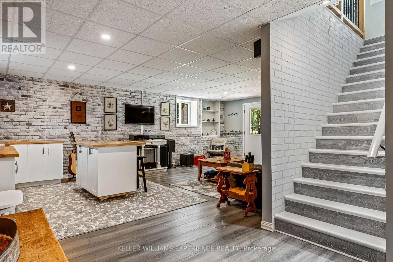 121 YONGE STREET S