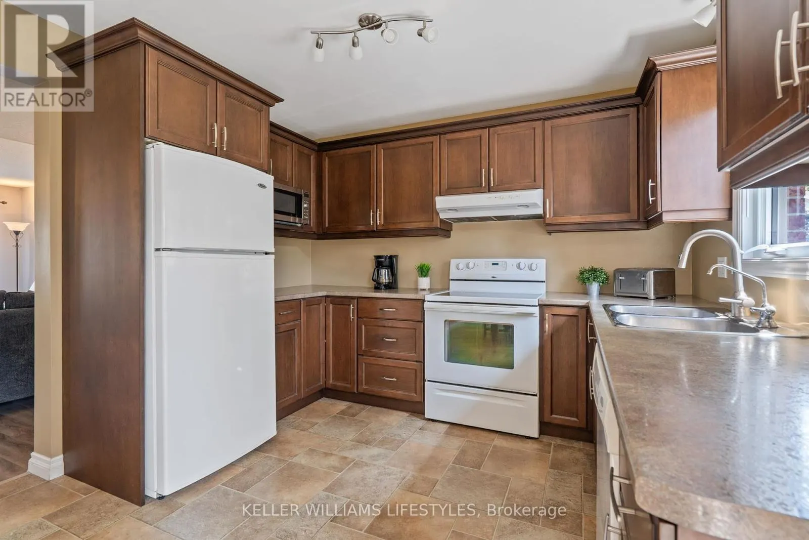 34 - 151 MARTINET AVENUE, #34