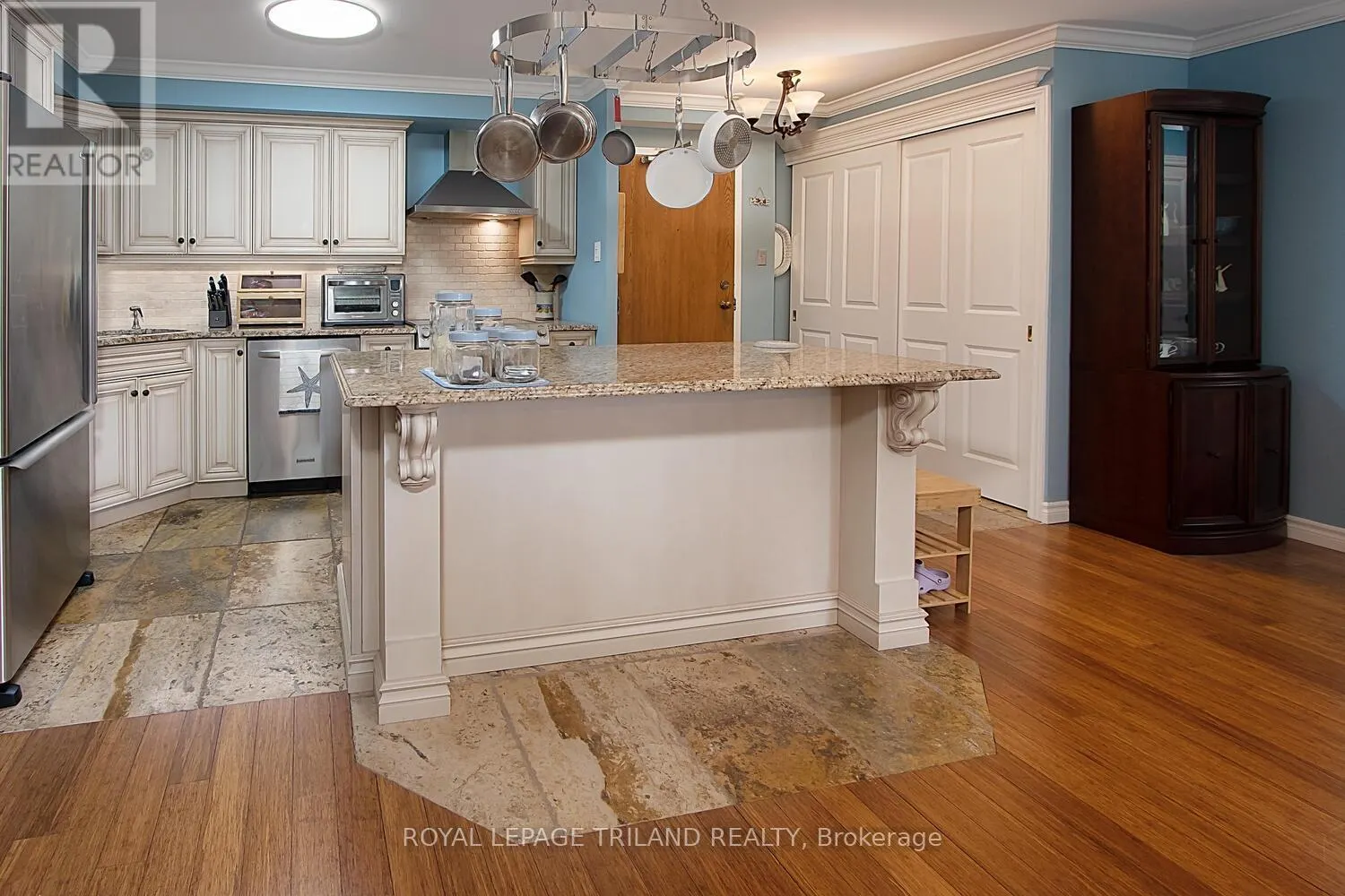 412 - 521 RIVERSIDE DRIVE, #412