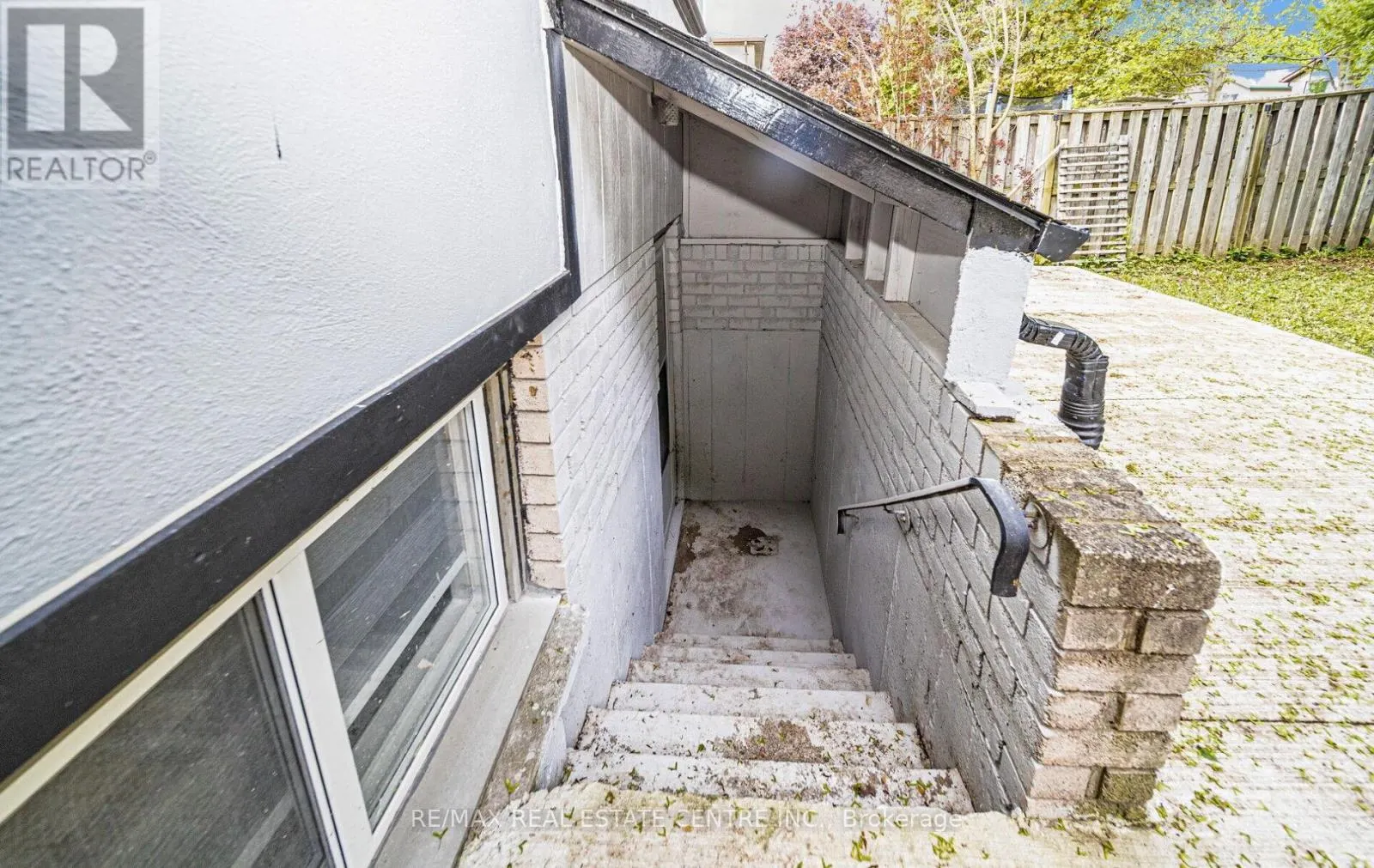 211 DUNSDON STREET