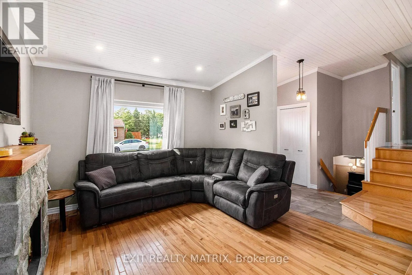 24 STE THERESE BOULEVARD