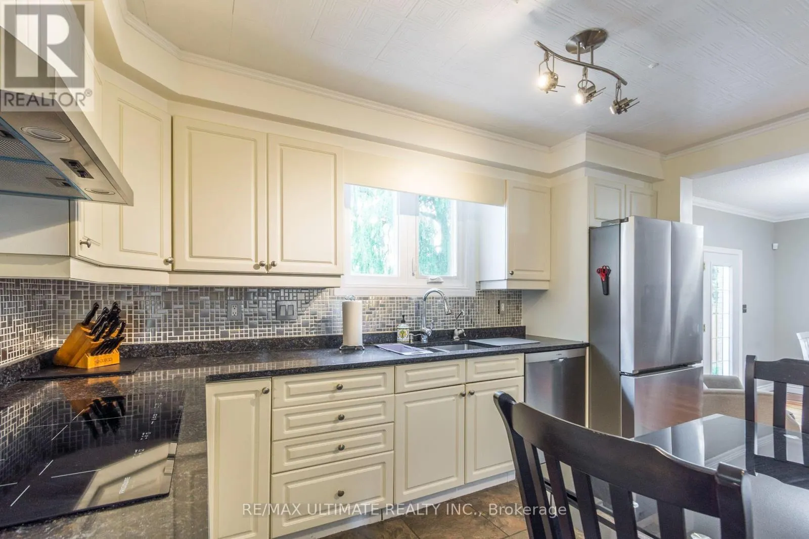 34 BRIARWOOD CRES CRESCENT