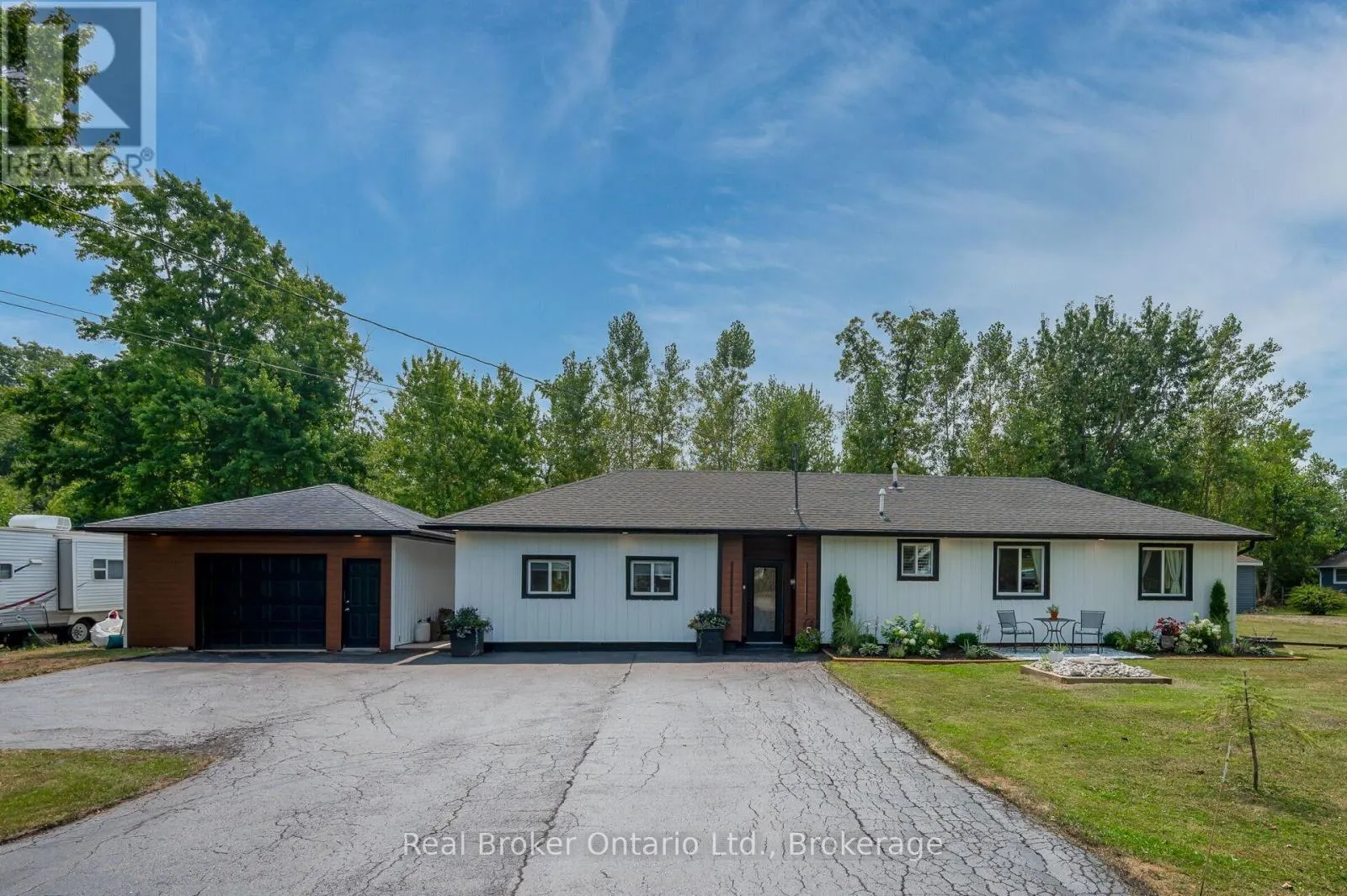2525 VIMY ROAD
