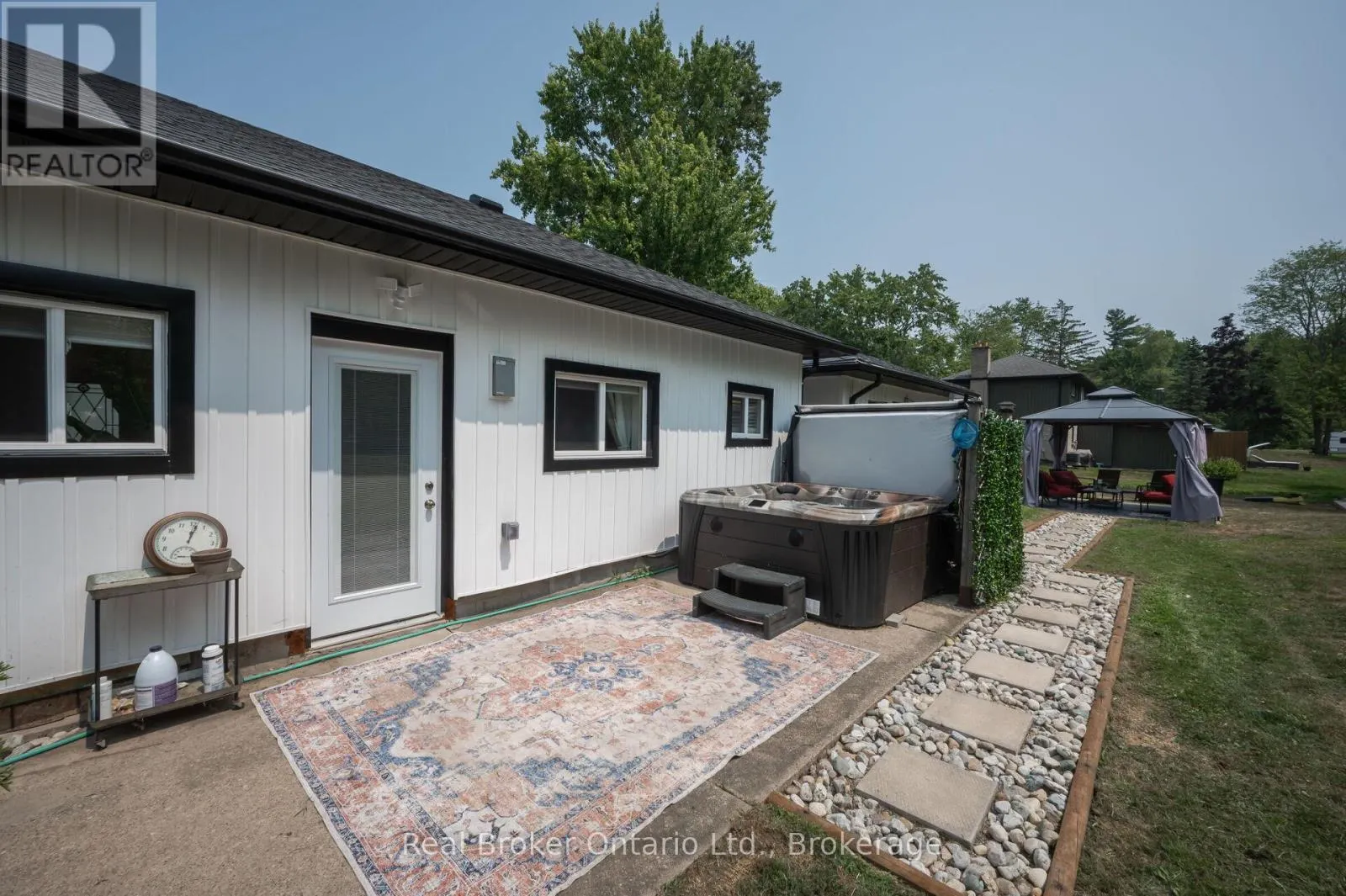 2525 VIMY ROAD