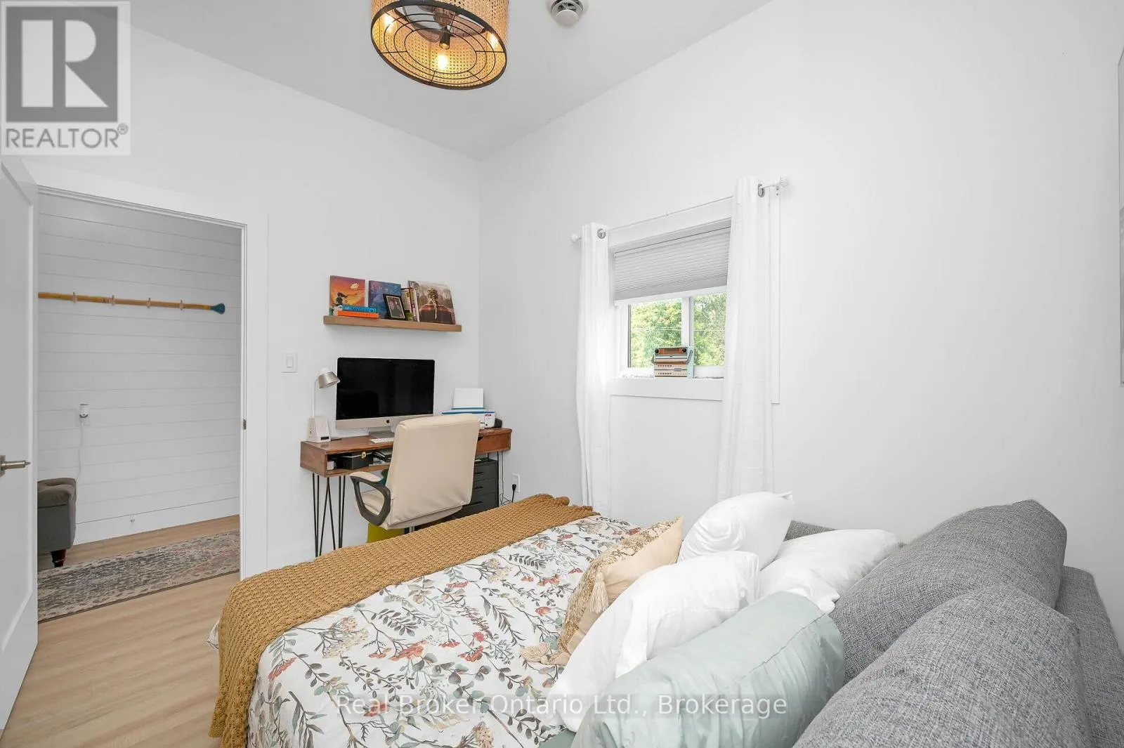 2525 VIMY ROAD