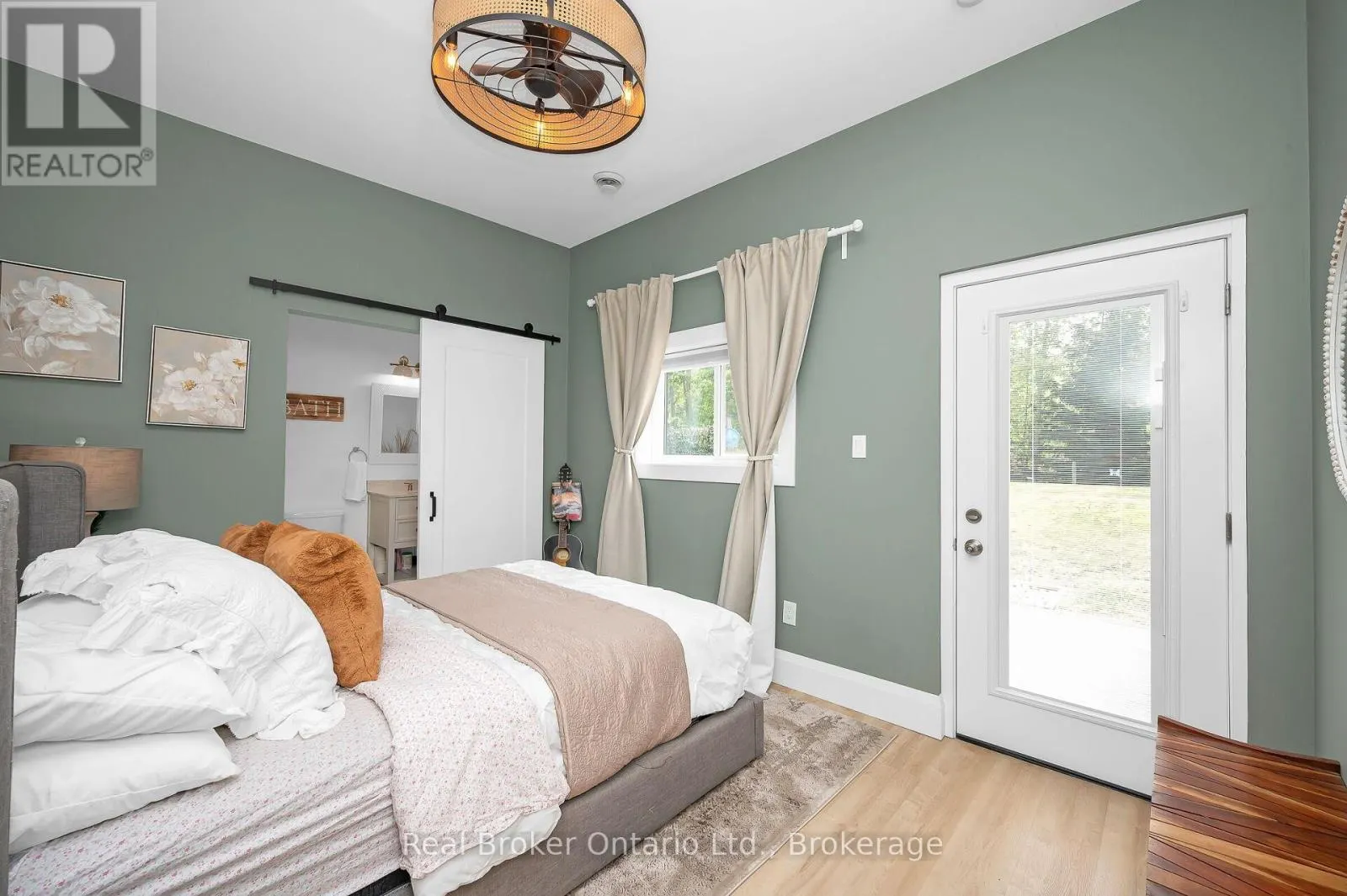 2525 VIMY ROAD