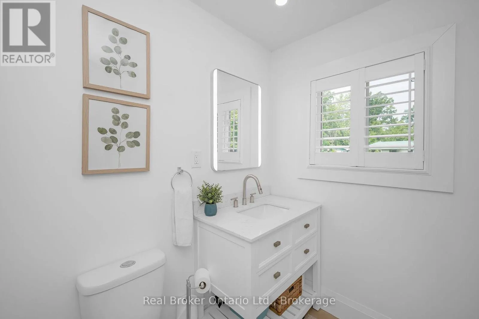 2525 VIMY ROAD