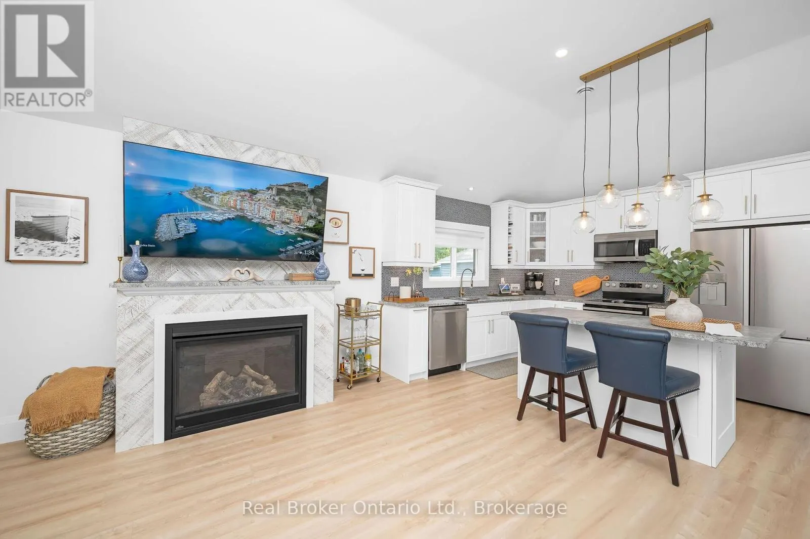 2525 VIMY ROAD