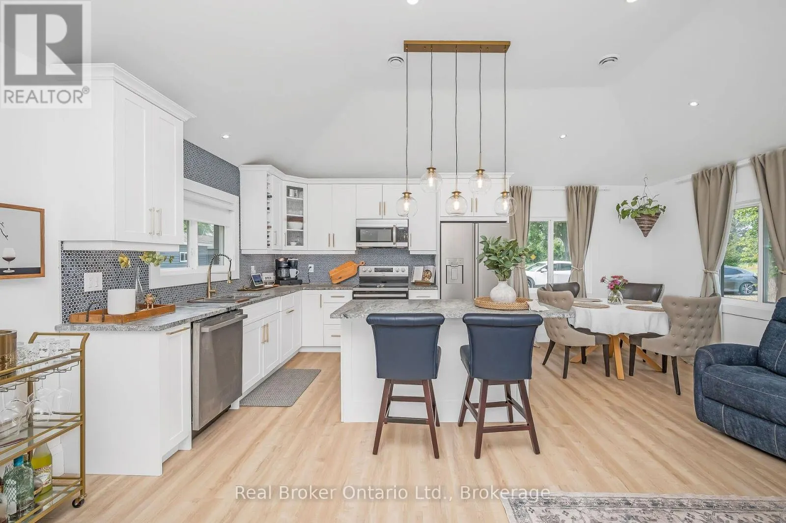 2525 VIMY ROAD