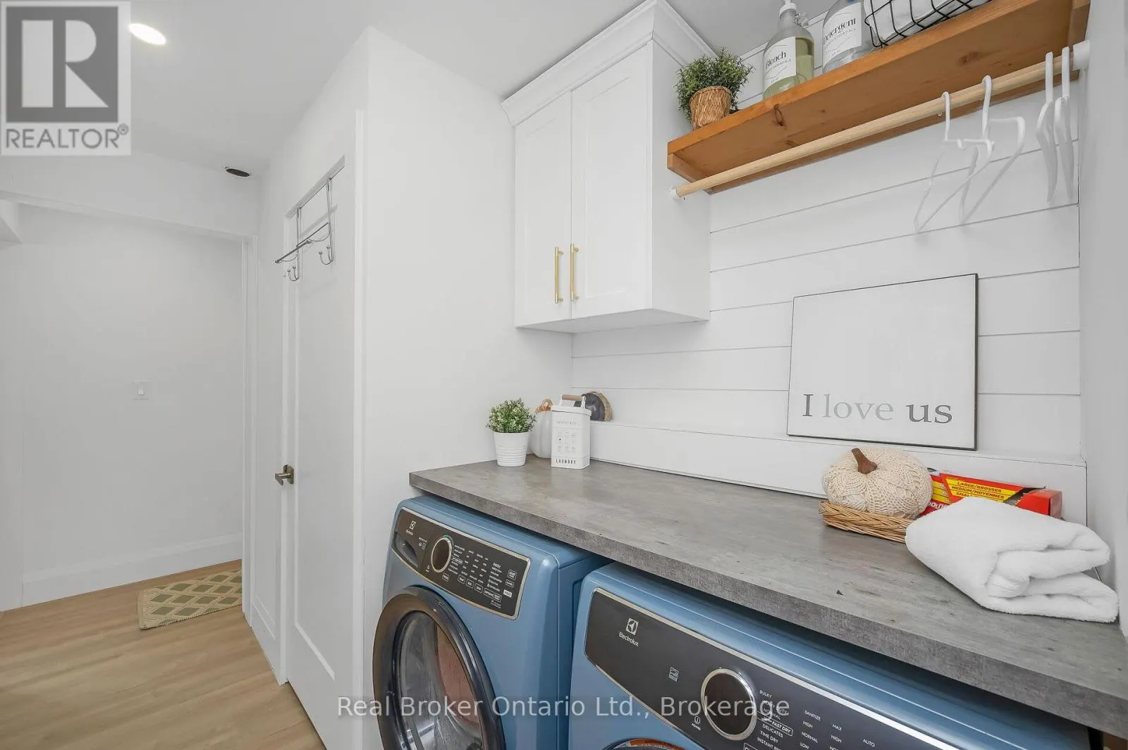 2525 VIMY ROAD