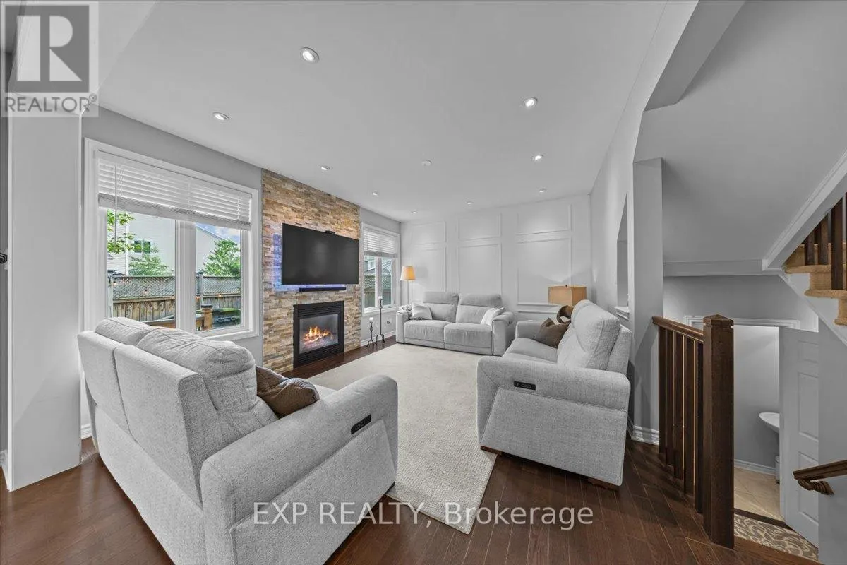585 DUNDONALD DRIVE