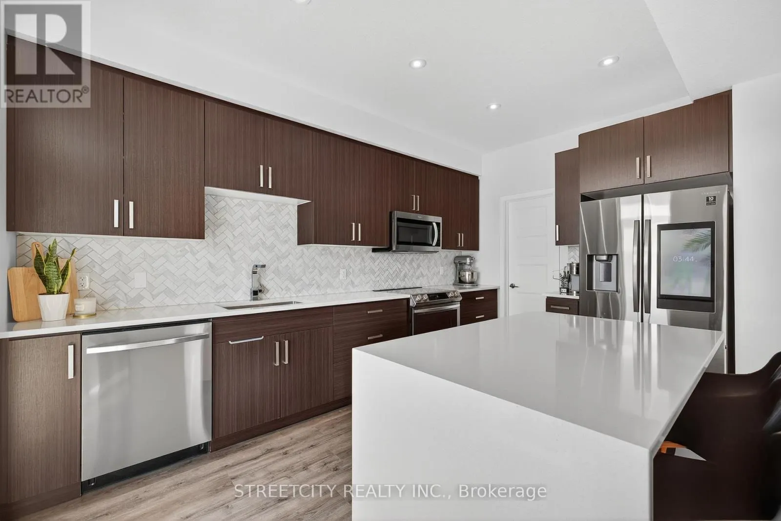 32 - 3380 SINGLETON AVENUE, #32