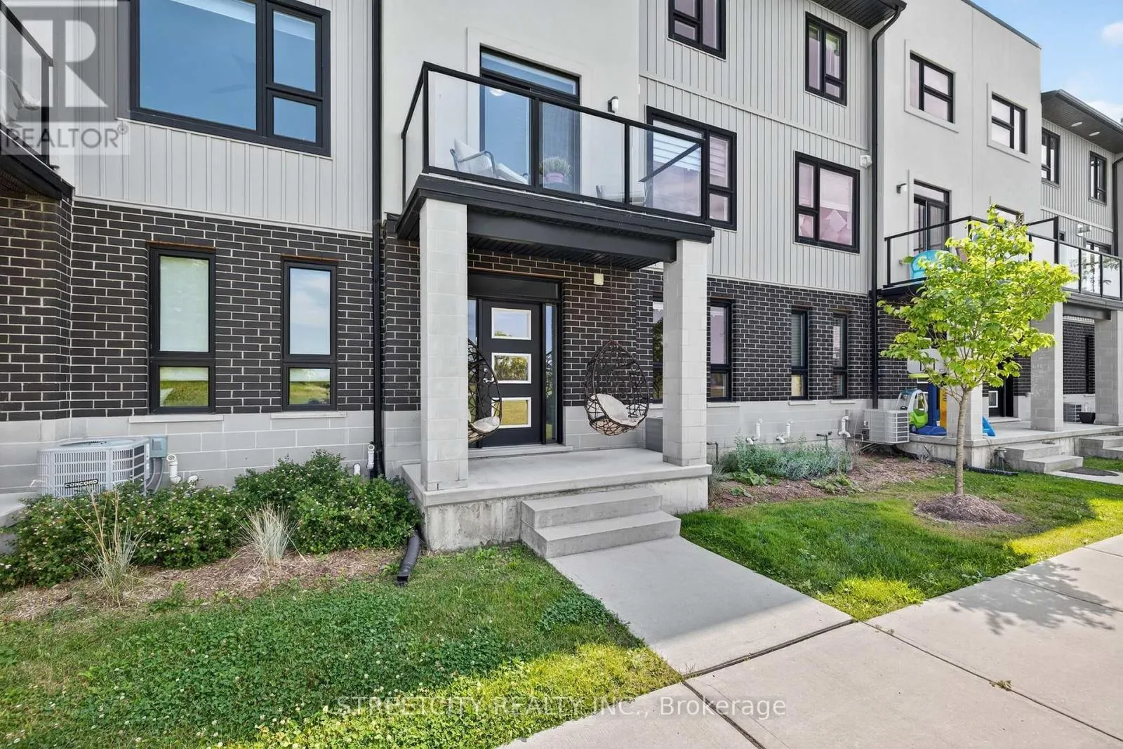 32 - 3380 SINGLETON AVENUE, #32
