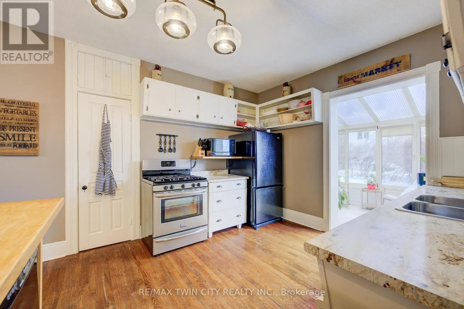 164 QUEEN STREET E