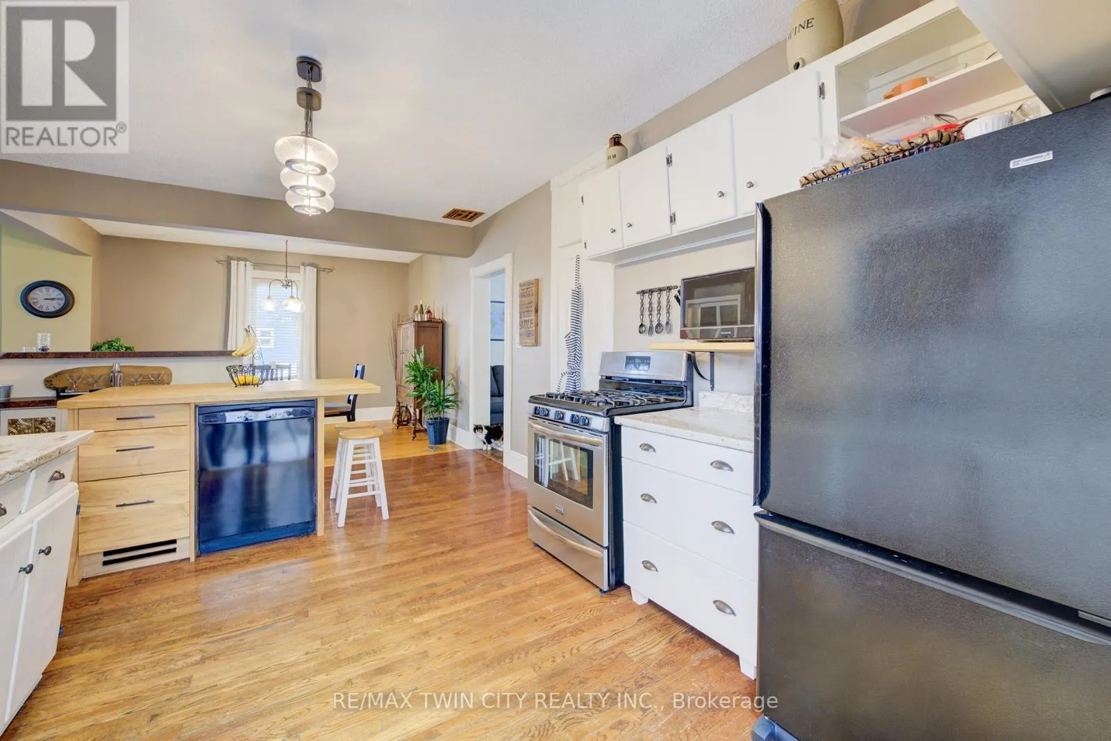 164 QUEEN STREET E