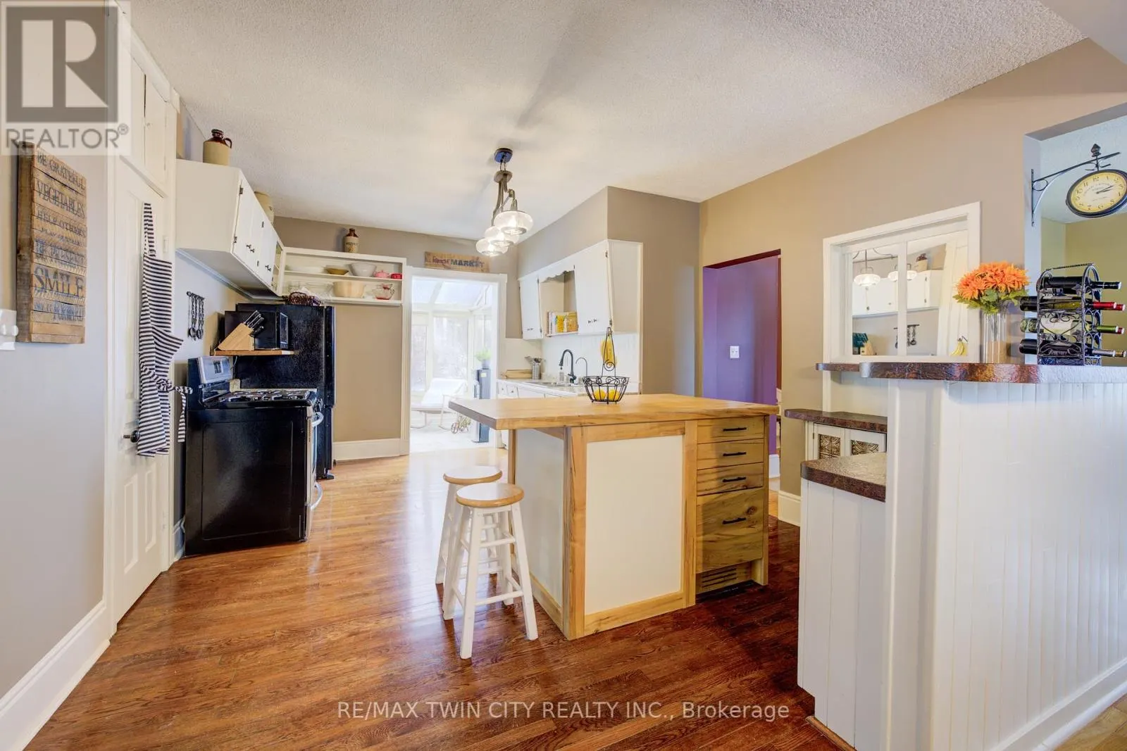 164 QUEEN STREET E