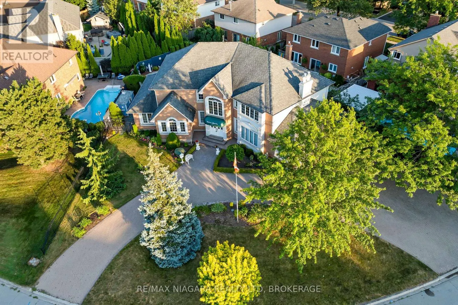 13 SHORELINE CRESCENT