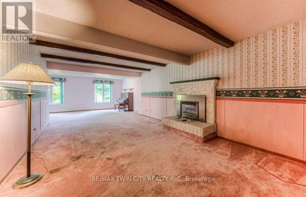 38 CHARNWOOD COURT N