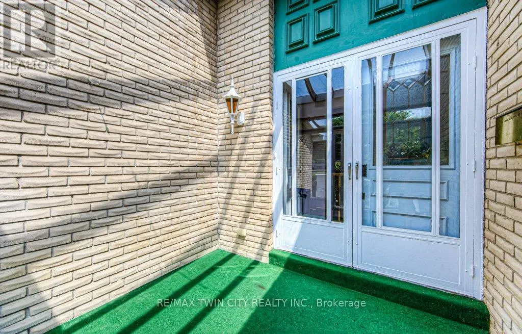 38 CHARNWOOD COURT N