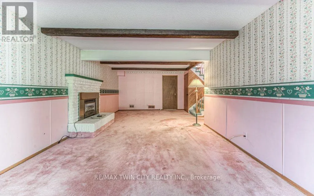 38 CHARNWOOD COURT N