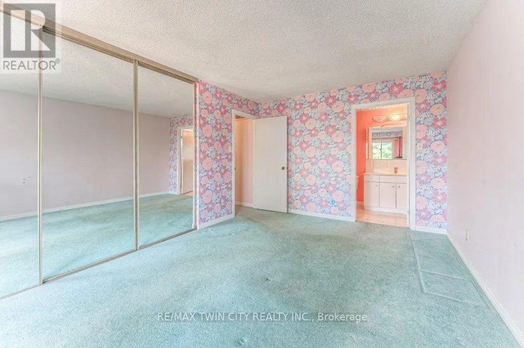 38 CHARNWOOD COURT N