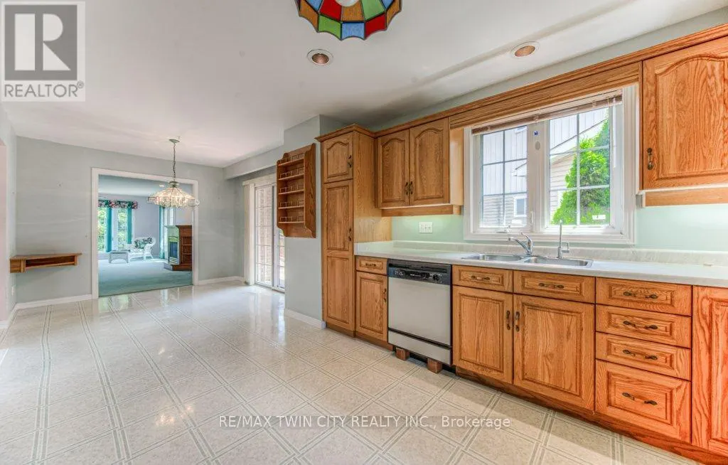 38 CHARNWOOD COURT N