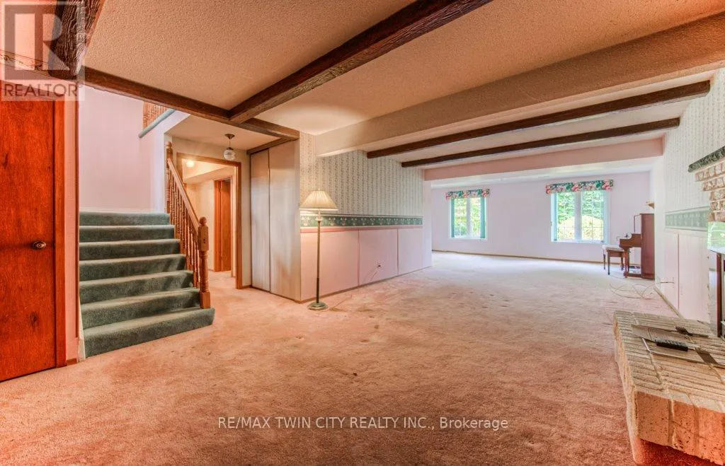 38 CHARNWOOD COURT N