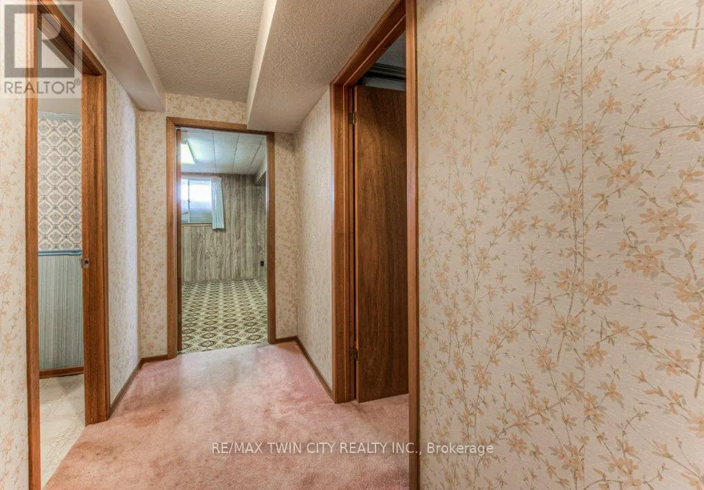 38 CHARNWOOD COURT N