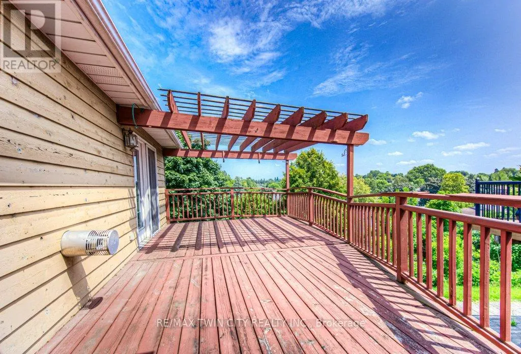 38 CHARNWOOD COURT N