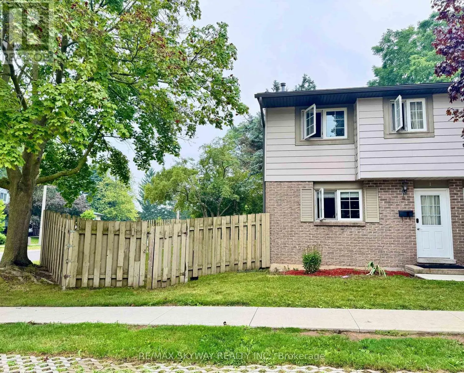 1 - 294 FERGUS AVENUE