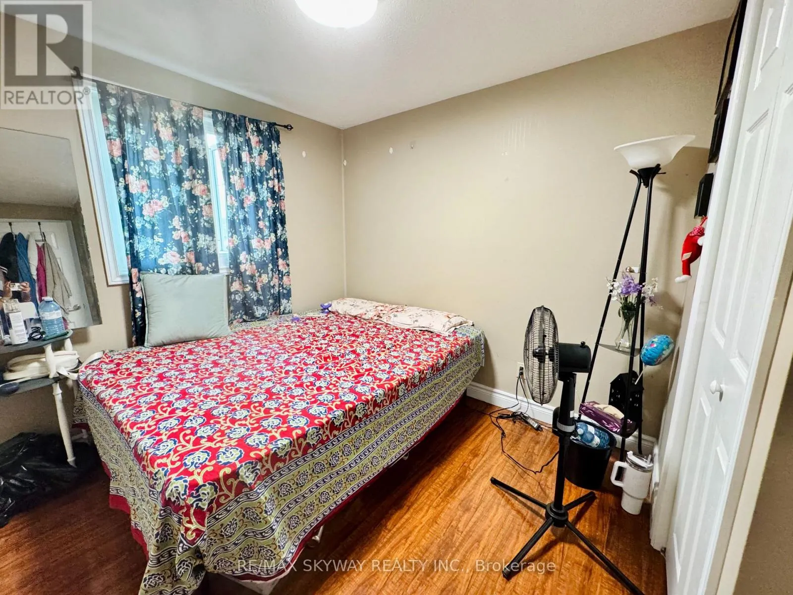 1 - 294 FERGUS AVENUE
