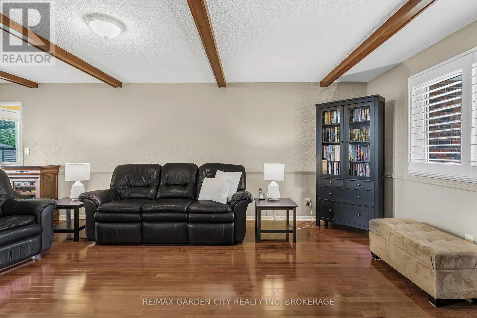 16 MEADOWBROOK CRESCENT