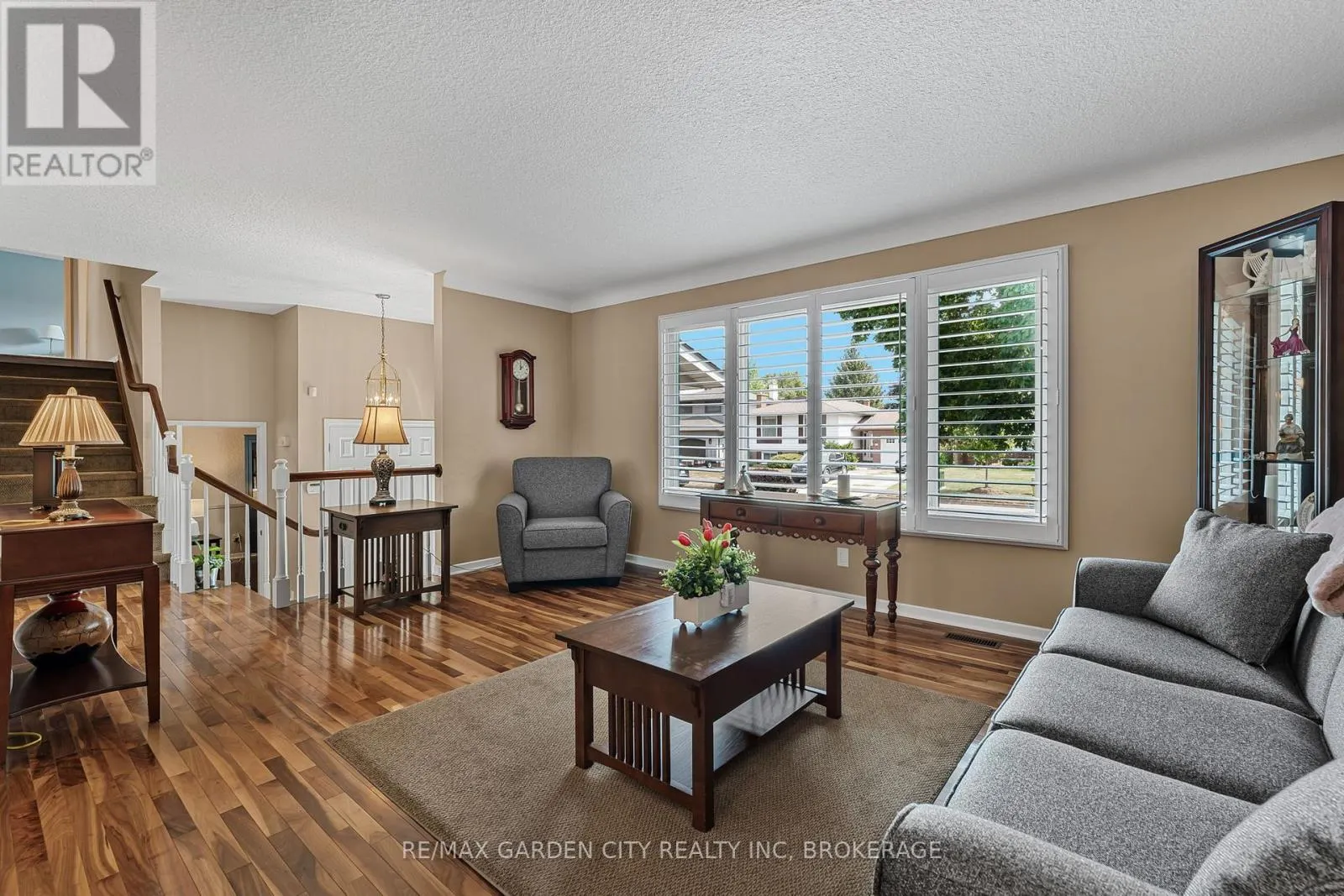 16 MEADOWBROOK CRESCENT