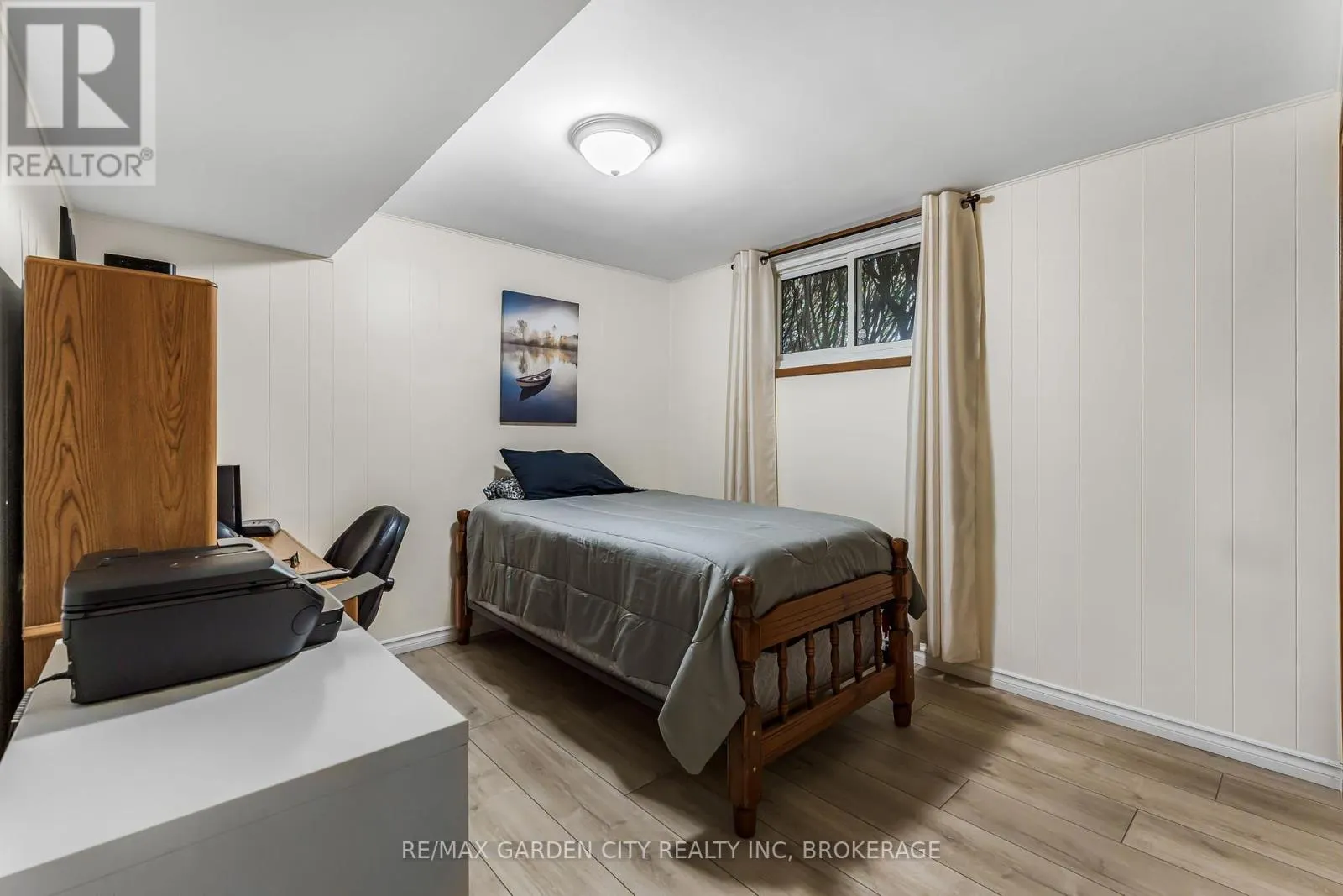 16 MEADOWBROOK CRESCENT