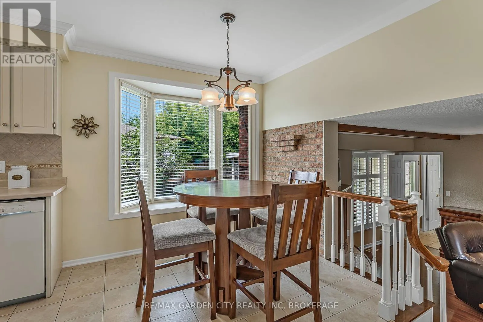 16 MEADOWBROOK CRESCENT
